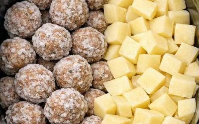 Iemet saldētas kotletes katlā kopā ar kartupeļiem un 3 vienkāršām sastāvdaļām, lai pagatavotu maltīti, par kuru jūsu ģimene sajūsminās.