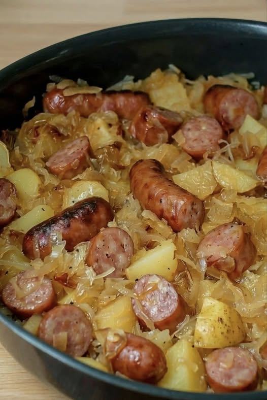 Sāļā poļu desa ar skābētiem kāpostiem un kartupeļiem