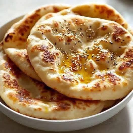 Mīksta, mājās gatavota pannas plācenīša pitas stilā