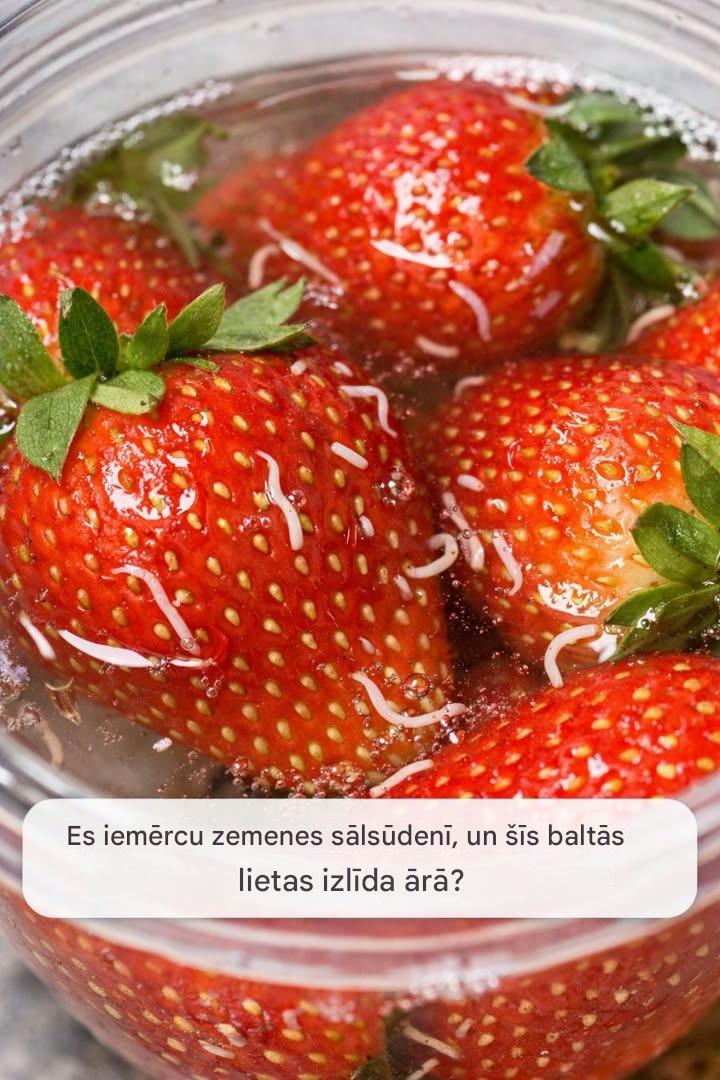 Es iemērcēju zemenes sālsūdenī, un šīs baltās lietas izlīda ārā?