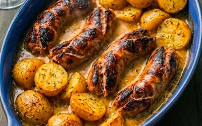Grilēta anduilletas desa, sinepju mērce un cepti jaunie kartupeļi sautējuma traukā: īsts bistro ēdiens mājās