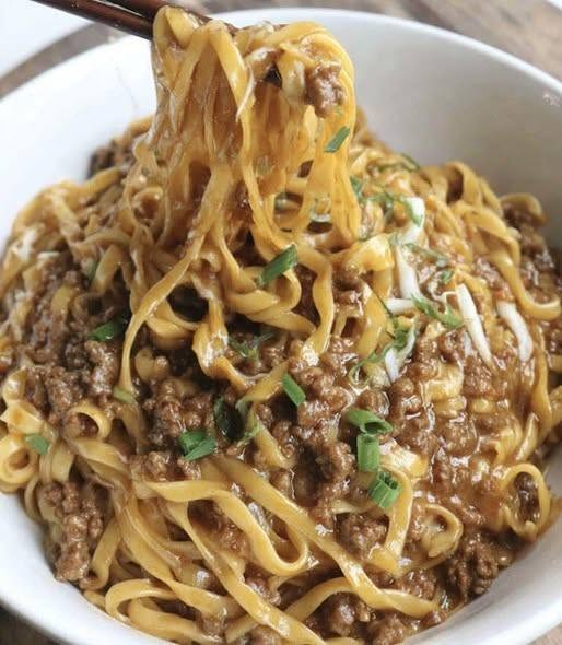 Liellopa Lo Mein vienkārši pagatavots