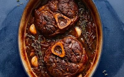 Sarkanvīnā sautēti teļa stilbi (Osso Buco stilā): kūstoši maigi, aromātiski, neatvairāmi