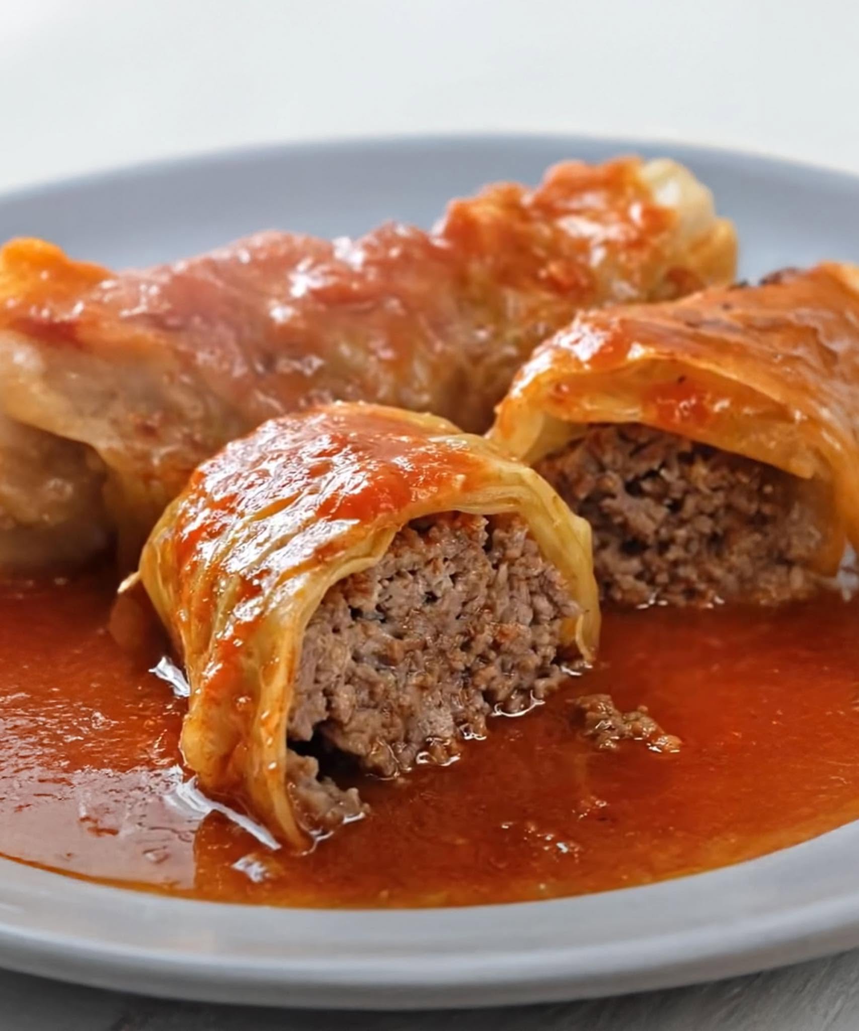 🍅 Pildīti kāposti ar gaļu un kūstošu tomātu mērci