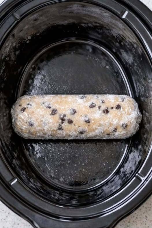 Iemet lēnajā plītī sasaldētu neapstrādātu cepumu mīklas baļķi kopā ar trim vienkāršām sastāvdaļām, un tev būs tik gards kārums, ka tava ģimene lūgs vēl.