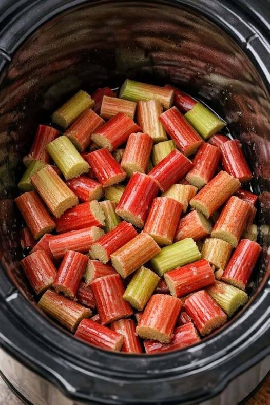 Pievienojiet lēnajai plītij neapstrādātus, nemizotus rabarberu kātus ar tikai divām citām sastāvdaļām un pagatavojiet mājās gatavotu našķi, kas ir tik gards, ka visi prasīs vēl.