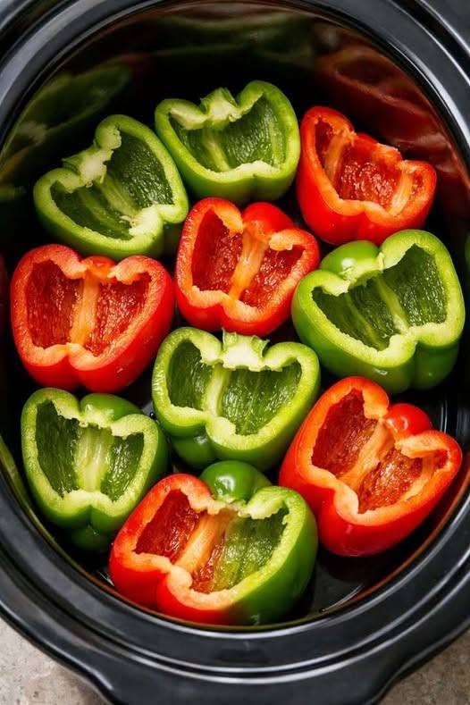 Ievietojiet neapstrādātus, pārgrieztus papriku lēnajā plītī kopā ar četrām vienkāršām sastāvdaļām, un jūs iegūsiet tik aromātisku maltīti, ka jūsu ģimene lūgs dažas sekundes.