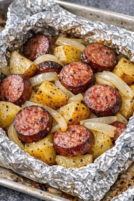 Mans tēvocis tos vienmēr gatavoja vēsās nedēļas nogales pēcpusdienās, un aromāts piepildīja visu māju. Es joprojām nevaru noticēt, ka kaut kas no tikai 4 sastāvdaļām var būt tik sātīgs un garšīgs.