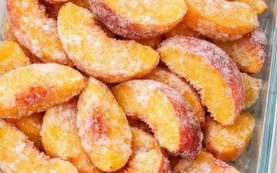 Sacepuma traukā ieber akmenscietas, saldētas, neapstrādātas persiku šķēles un 4 citus pamata pieliekamā produktus, lai pagatavotu tik gardu desertu, ka jūsu draugi lūgsies vēl!
