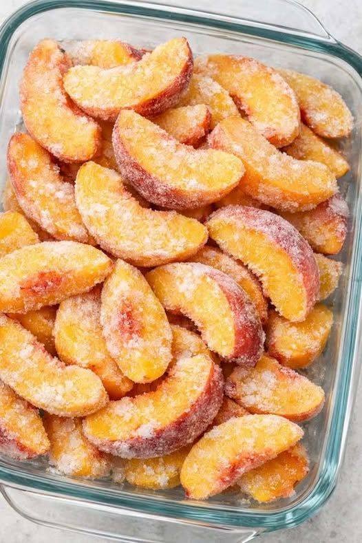 Sacepuma traukā ieber akmenscietas, saldētas, neapstrādātas persiku šķēles un 4 citus pamata pieliekamā produktus, lai pagatavotu tik gardu desertu, ka jūsu draugi lūgsies vēl!
