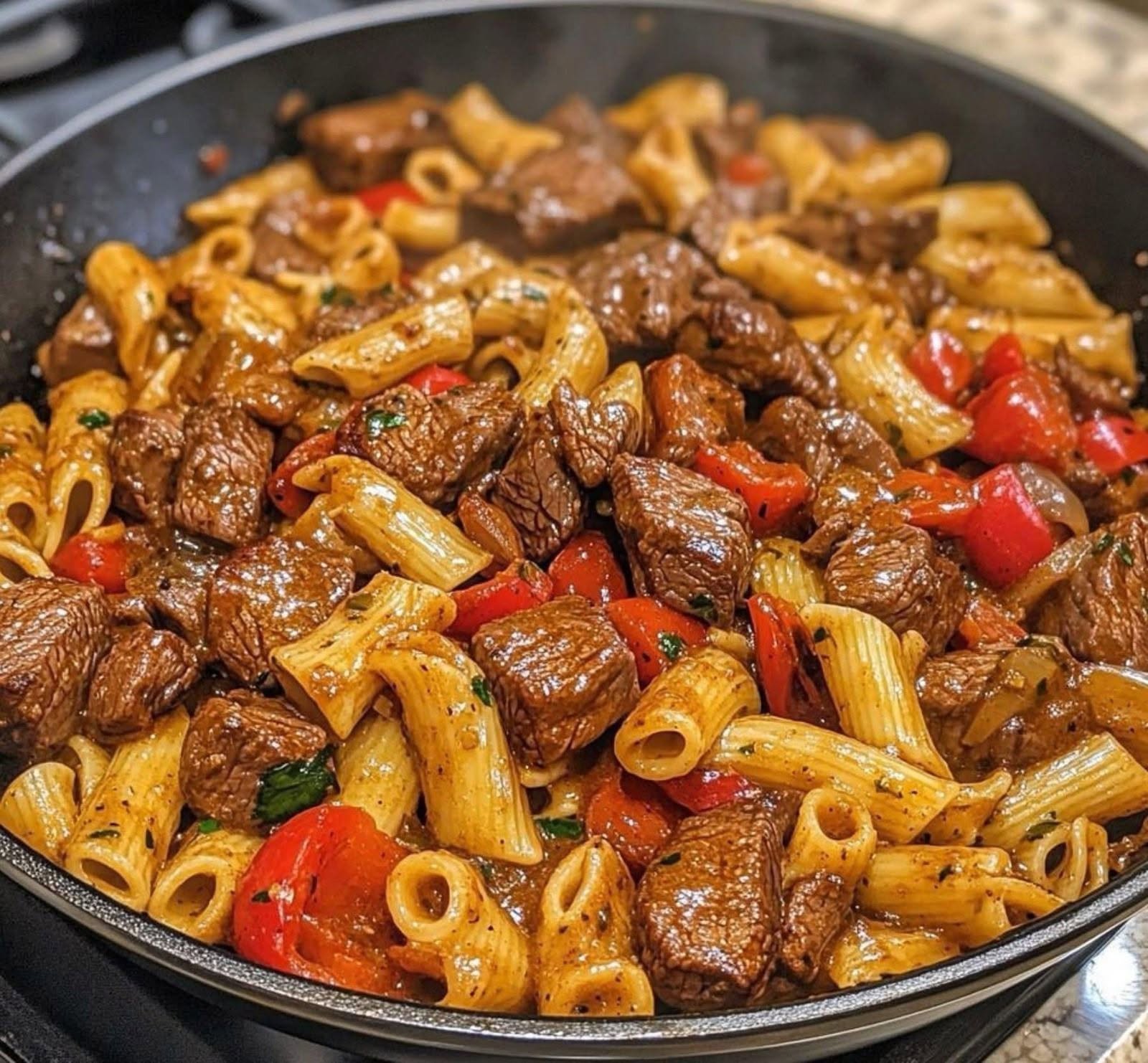 Pasta ar sautētu liellopa gaļu un papriku