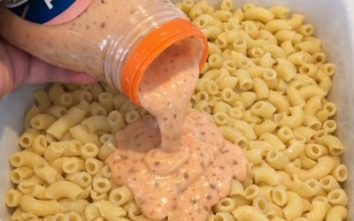 Cepamtraukā pārlejiet tūkstoš salu mērci un šīs 3 sastāvdaļas pāri elkoņu makaroniem, lai pagatavotu krēmīgu vasaras ēdienu, kas acumirklī kļūst par ģimenes iecienītāko.