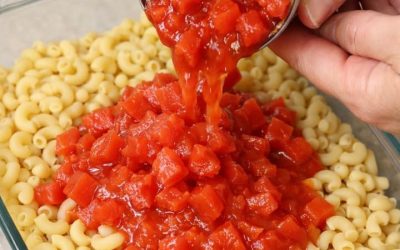 Sautējamā traukā pārlejiet konservētus tomātus pāri nevārītiem elkoņu makaroniem kopā ar vēl divām sastāvdaļām, lai pagatavotu sātīgas vakariņas, kas ir pirmā plānā kārta.