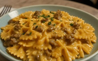 Farfalle pasta ar malto gaļu un krēmīgu mērci — īpaši sātīga