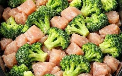 Iemet katlā saldētus brokoļus un vistu, pievieno tikai divus pārtikas produktus, kas nepieciešami pieliekamajā, un ļauj tam gatavoties. Rezultātā iegūst lipīgu, sāļu ēdienu, kas ir tik garšīgs, ka jūsu ģimene domās, ka esat pavadījis stundas, to gatavojot.