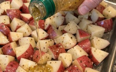 Pārlejiet itāļu mērci un šīs divas sastāvdaļas pāri sagrieztiem sarkanajiem kartupeļiem cepešpannā, lai iegūtu vienkāršu piedevu, ko gatavosiet atkal un atkal.