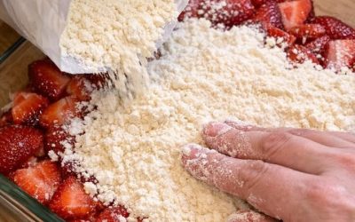Cepamtraukā uz svaigām zemenēm kārtojiet kūkas maisījumu no iepakojuma un šīs 3 sastāvdaļas, lai iegūtu siltu desertu, kas pazūd dažu minūšu laikā.