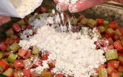 Cepamtraukā pārkaisiet sagrieztus svaigus rabarberus ar balto kūkas maisījumu no iepakojuma un šīm divām sastāvdaļām, lai pagatavotu sātīgu desertu, pie kura cilvēki vienmēr atgriežas.