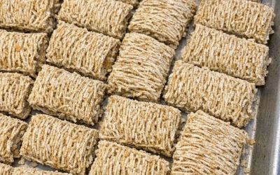 Ieberiet sausu, nevārītu, sasmalcinātu kviešu pārslu cepešpannā kopā ar vēl 4 sastāvdaļām, lai izceptu tik perfekti lipīgu saldumu, ka jūsu vīrs lūgsies pēc tā.