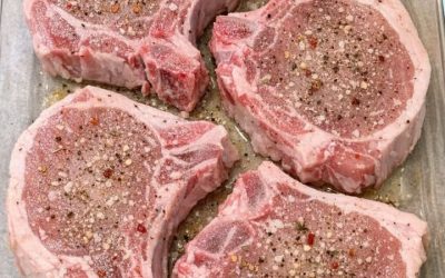 Stikla sautējuma traukā iemetiet jēlas cūkgaļas karbonādes ar kauliem un 3 pārtikas produktus, kas nepieciešami pieliekamajā, lai pagatavotu tik gardu maltīti, ka jūsu ģimene lūgsies vēl un vēl!