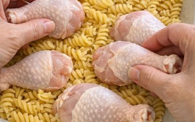 Keramikas cepamtraukā uz sausiem rotini makaroniem novietojiet neapstrādātas vistas stilbiņus kopā ar 3 papildu sastāvdaļām, lai pagatavotu sātīgu maltīti, pēc kuras es ilgojos.