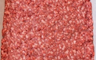 Ieberiet keramikas cepamtraukā neapstrādātu malto liellopu gaļu un 3 citus pieliekamajā nepieciešamus produktus, lai pagatavotu tik gardas vakariņas, ka jūsu draugi lūgsies vēl.