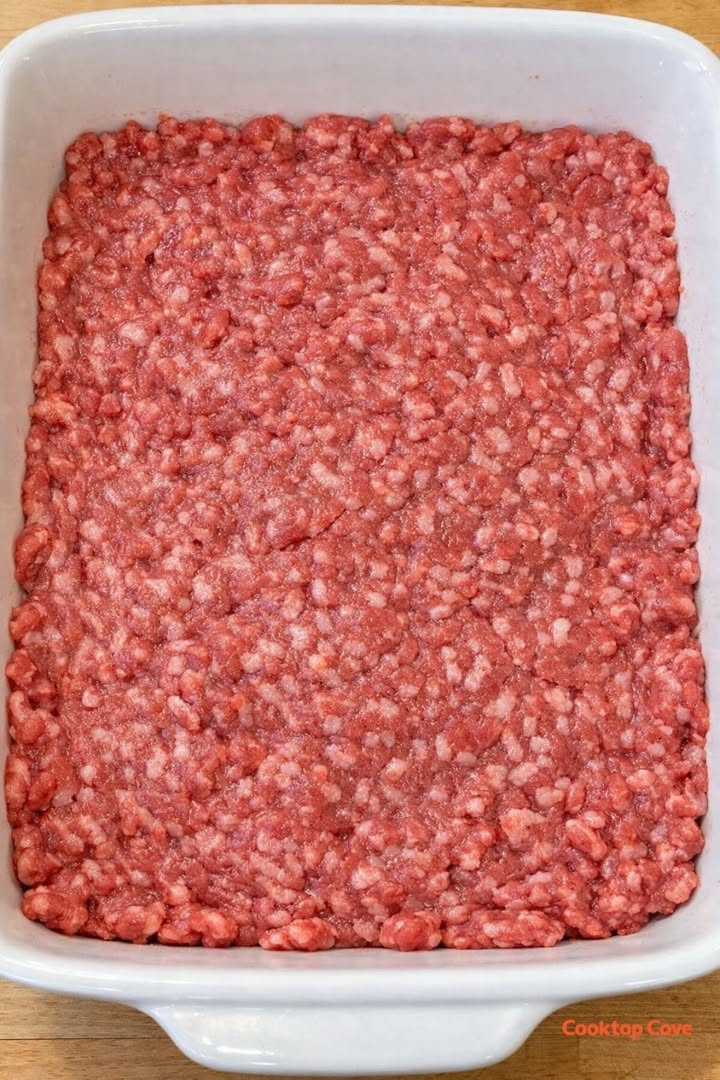 Ieberiet keramikas cepamtraukā neapstrādātu malto liellopu gaļu un 3 citus pieliekamajā nepieciešamus produktus, lai pagatavotu tik gardas vakariņas, ka jūsu draugi lūgsies vēl.