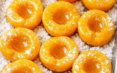 Ievietojiet konservētu persiku pusītes stikla sautējuma traukā un 3 citus vienkāršus pieliekamā produktus, lai iegūtu tik gardu našķi, ka jūsu draugi lūgsies vēl.