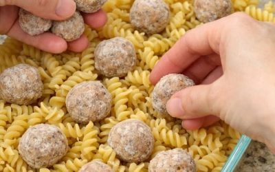 Stikla cepamtraukā izkaisiet saldētas kotletes uz neapstrādātas, sausas rotini maizes, kopā ar 3 citām sastāvdaļām, lai pagatavotu sātīgas vakariņas, kas pazudīs ātrāk nekā…