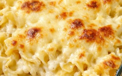 Mans kaimiņš reiz atnesa šo uz kopīgu maltīti, un tas katru reizi ātri pazūd. Tas ir tik neticami krēmīgs, un tev vajag tikai 4 sastāvdaļas!