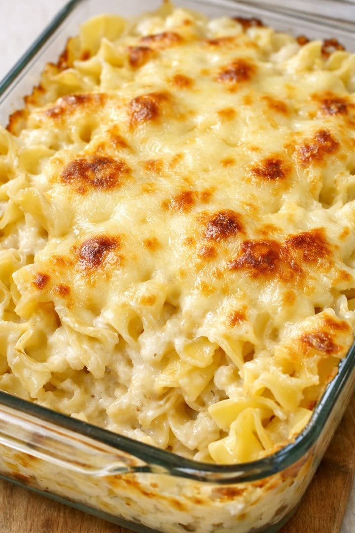 Mans kaimiņš reiz atnesa šo uz kopīgu maltīti, un tas katru reizi ātri pazūd. Tas ir tik neticami krēmīgs, un tev vajag tikai 4 sastāvdaļas!