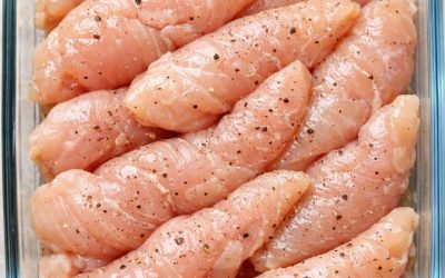 Ievietojiet stikla sautējuma traukā neapstrādātas vistas filejas un 4 parastos pieliekamajā produktus, lai pagatavotu tik iespaidīgu maltīti, ka jūsu draugi lūgsies vēl.
