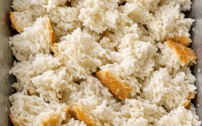 Metāla pannā ieberiet saplēstas jēlas baltmaizes gabaliņus un 3 citus pieliekamajā nepieciešamākos produktus, lai pagatavotu tik neprātīgi gardu našķi, ka jūsu ģimene lūgsies pēc vairāk.
