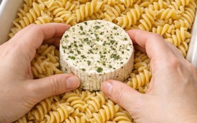 Keramikas cepamtraukā starp neapstrādātiem, sausiem fusilli desiņām, kas apvienotas ar 3 sastāvdaļām, ievietojiet bursīna siera apli, lai iegūtu krēmīgu vakariņu, kas ātri pazūd.