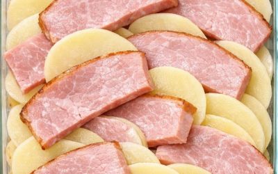 Sacepuma traukā kārtām salieciet sagrieztu šķiņķi un kartupeļus, un saņemiet tik gardu maltīti, ka jūsu vīrs lūgsies vēl! Vislabākā gaļas un kartupeļu recepte
