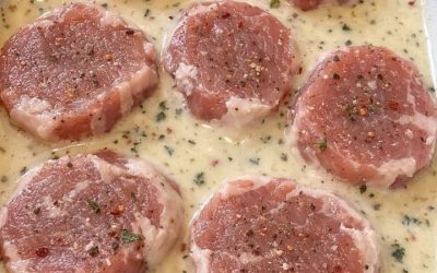 Ievietojiet sautējuma traukā neapstrādātas cūkgaļas medaljonus un 3 pieliekamajā nepieciešamos produktus, lai iegūtu tik gardu maltīti, ka jūsu ģimene lūgsies vēl.