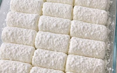 Stikla sautējuma traukā iemetiet neapstrādātus, pūkainus, baltus, cilindriskus konditorejas izstrādājumus kopā ar 3 citām vienkāršām sastāvdaļām, lai iegūtu tik gardu desertu, ka tavs vīrs lūgsies vēl.