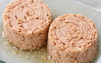 Ieber stikla cepamtraukā divas veselas konservu kārbas ar nenotecinātu tunci un 4 lētus pārtikas produktus, lai pagatavotu tik gardu maltīti, ka tavs vīrs lūgsies.