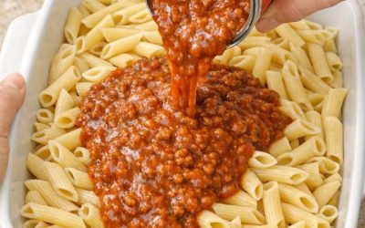 Pārlejiet konservētu Sloppy Joe mērci un šīs 3 sastāvdaļas sautējuma traukā pāri nevārītiem penne makaroniem, lai pagatavotu sātīgas vakariņas, kuras kārosieties atkal un atkal.