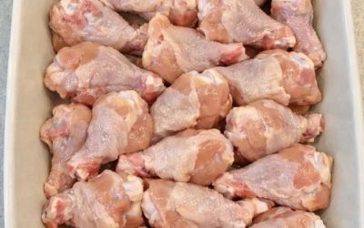 Ievietojiet jēlu vistu cepšanas pannā kopā ar 4 citām vienkāršām lietām un pagatavojiet tik gardas vakariņas, ka jūsu draugi visu nedēļu prasīs recepti.