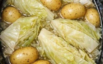 Mans vectēvs jaunībā pārtika no šīs vienkāršās lauku maltītes, kas sastāv no četrām sastāvdaļām. Tā ir neticami sātīga, budžetam draudzīga un sautējas visu dienu, iegūstot sāļu pilnību!