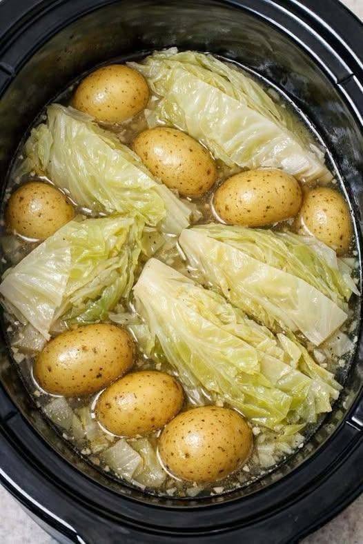 Mans vectēvs jaunībā pārtika no šīs vienkāršās lauku maltītes, kas sastāv no četrām sastāvdaļām. Tā ir neticami sātīga, budžetam draudzīga un sautējas visu dienu, iegūstot sāļu pilnību!