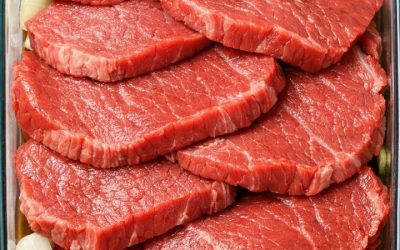 Stikla sautējuma traukā iemetiet jēlas liellopa gaļas apaļās šķēles un 4 pārtikas produktus, lai iegūtu tik gardu maltīti, ka jūsu ģimene lūgsies vēl.