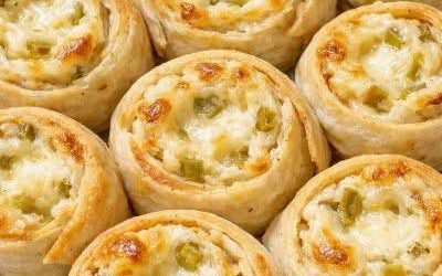 Baznīcas dāmas apkārtnes pulcēšanās laikā nolika uz paplātes ar šiem gabaliņiem, un es turpināju slepus atgriezties pēc vēl, līdz visi bija beigušies.