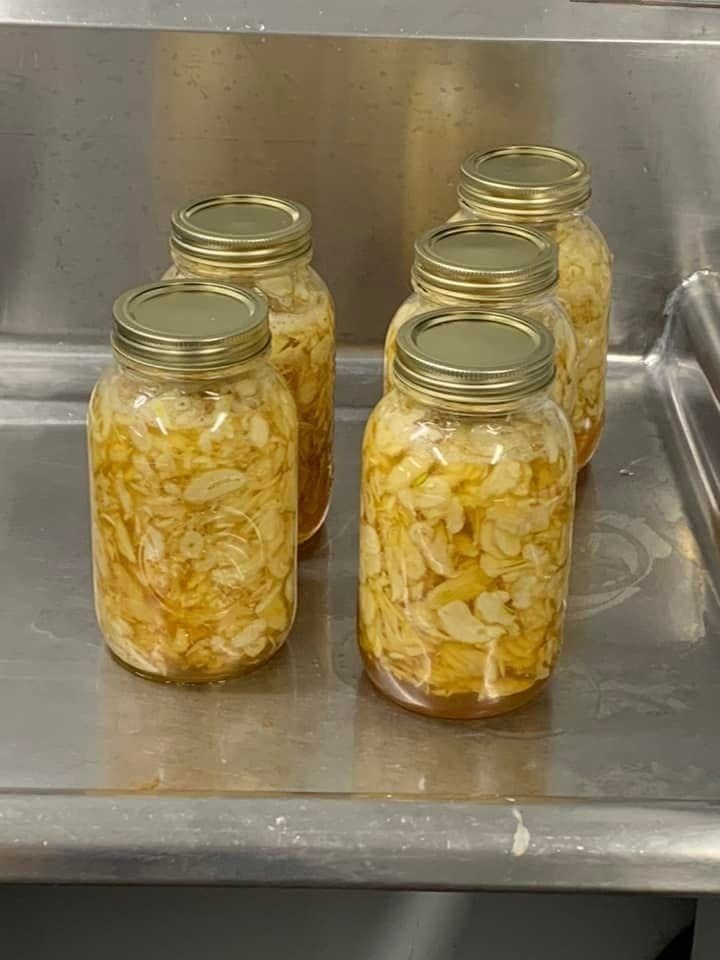 Sajauc rīvētu ingveru, sīpolu, ķiploku, citronu sulu un medu. Lūk, kā to pagatavot.